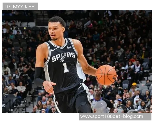 文班亚马半场表现抢眼砍下19分10板3助3断1帽唯失误略显不足